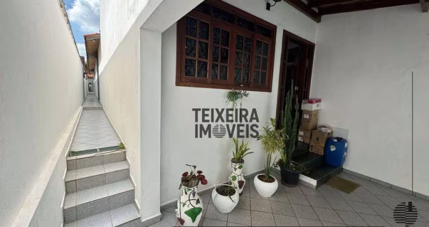 Casa com quintal, à venda no Bairro Vila Santa Terezinha em Itu.
