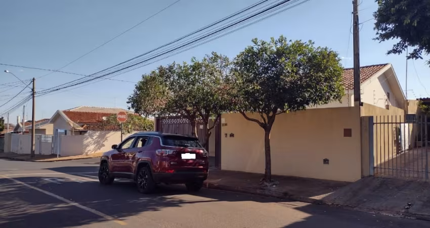 CASA COM 03 DORMITÓRIOS (SENDO 01 SUÍTE) E 02 VAGAS DE GARAGEM E PORTÃO ELETRONICO