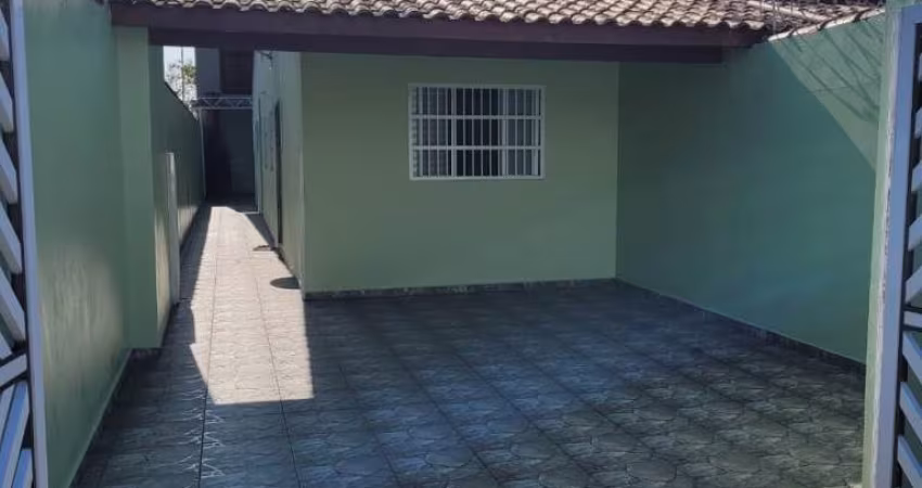 Casa com 02 dormitórios em Mongaguá