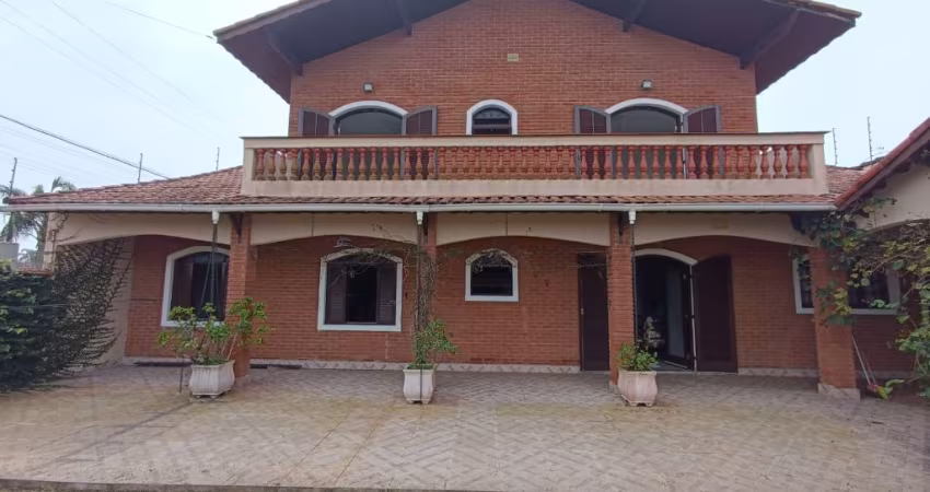 Sobrado com 04 quartos em Itanhaém