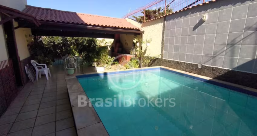Casa 4 quartos com piscina churrasqueira condomínio fechado