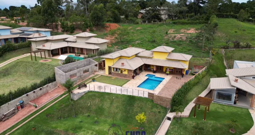 VISTA DESLUMBRANTE - Linda chácara em condomínio fechado.