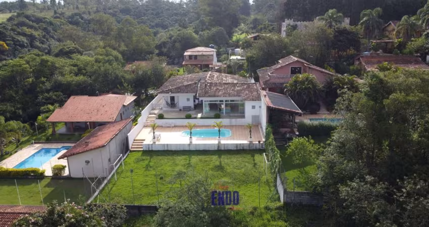 Linda Chácara em condomínio com 4 dormitórios