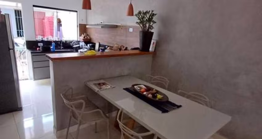 Casa com 02 dormitórios e edícula no Perequê-açu em Ubatuba.