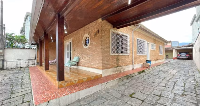 Casa com 03 dormitórios na região central em Ubatuba.