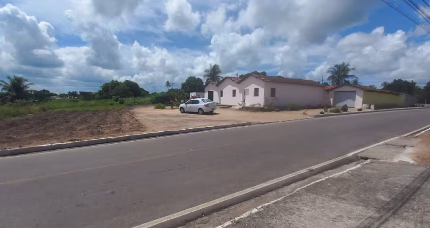 Terreno com uma casa grande de esquina, próximo ao centro da cidade