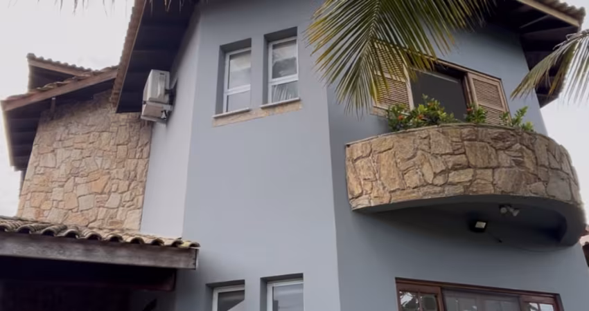 Linda casa em condomínio fechado em Bertioga