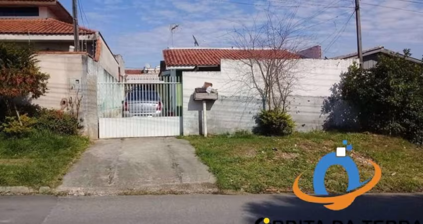 Casa da frente, 2 dormitórios, 2 salas amplas, 1 banheiro social,1 cozinha. Casa de fundo, 1 dormitório, 1 sala, 1 banheiro social. Área de serviço e