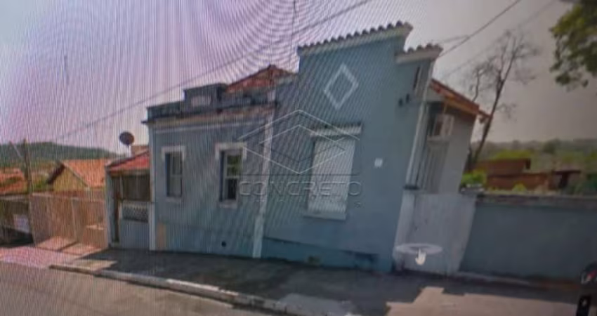 Residencia com otimo terreno na cidade de Agudos