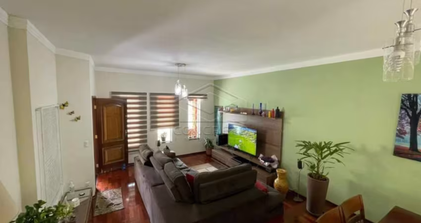 Linda Casa com 03 Dormitórios - Região Central