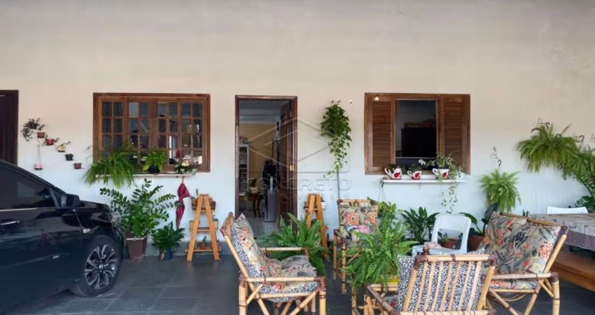 Residência com cômodos amplos e quintal!