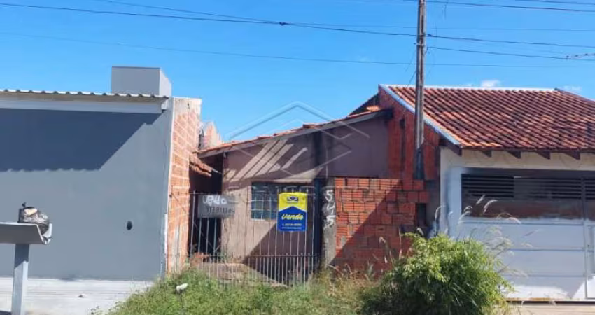 Terreno com construção inacabada