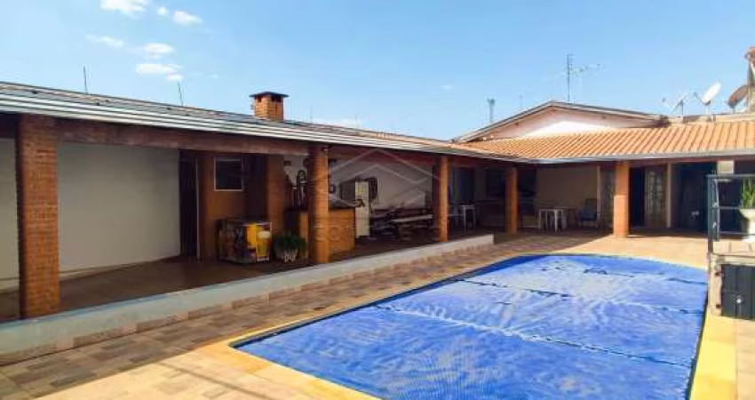 LINDA CASA COM 03 DORMITÓRIOS COM PISCINA NA VILA PARAÍSO