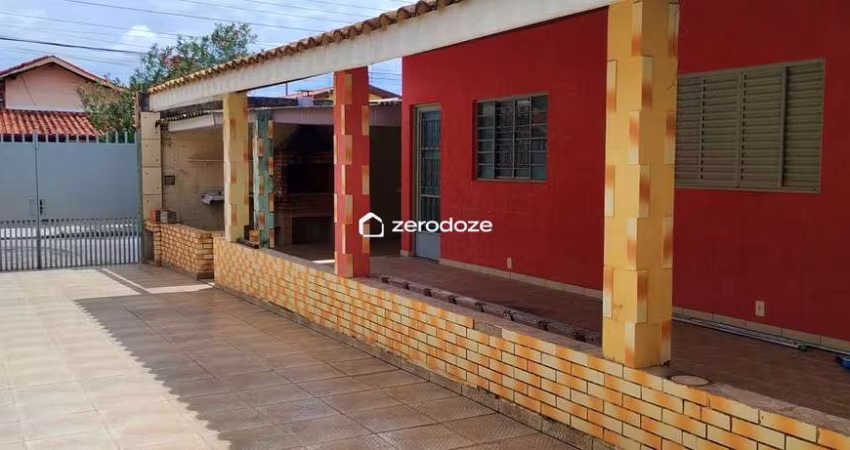 Sobrado amplo com piscina e ótima localização em Tremembé.