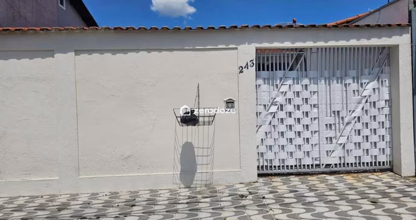 2 casas: frente 2qt (1suíte), 5 vagas; fundo coz. planejada, banh. hidro.