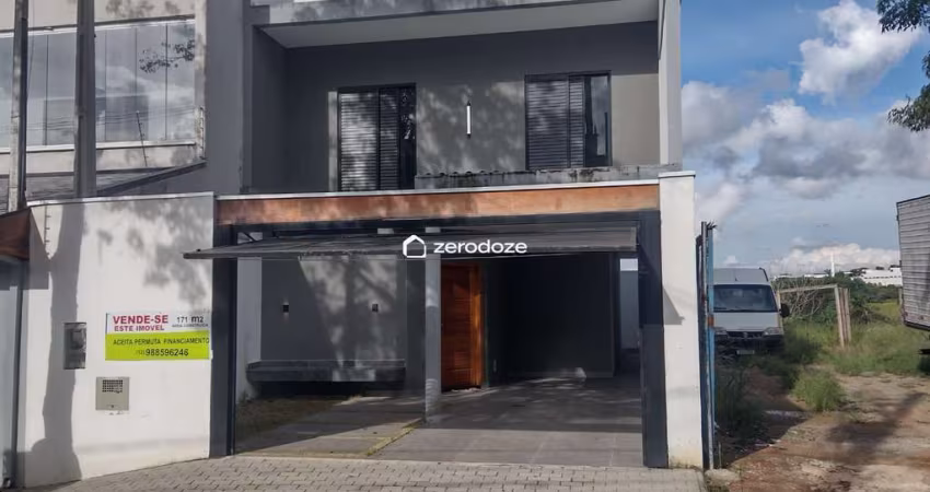Casa 172m² (140m² terr.), 3qt (1 suíte), garagem 2-3 carros, área livre.