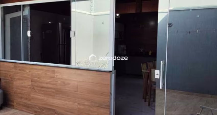 Casa 180m² (250m² terr.), 3qt (1 suíte), 2 vagas, coz. planejada, porcelanato.