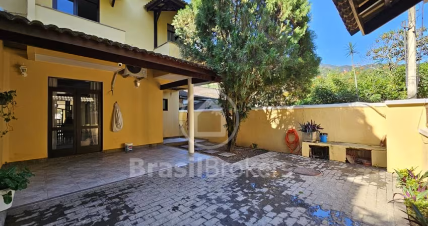 Casa em Condomínio à venda com 300,00m² e 4 quartos e Piscina.