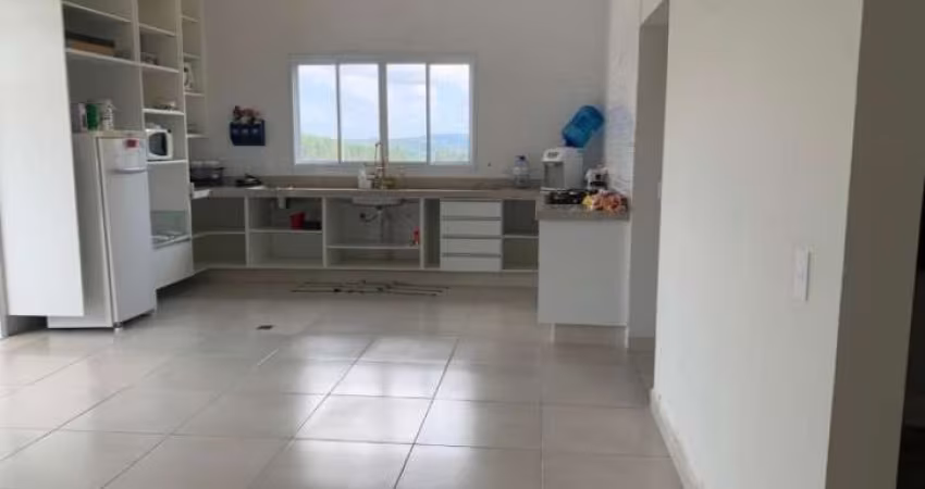 CASA LINDA EM CONDOMÍNIO FECHADO. APROX 650 M2 DE ÁREA CONSTRUÍDA