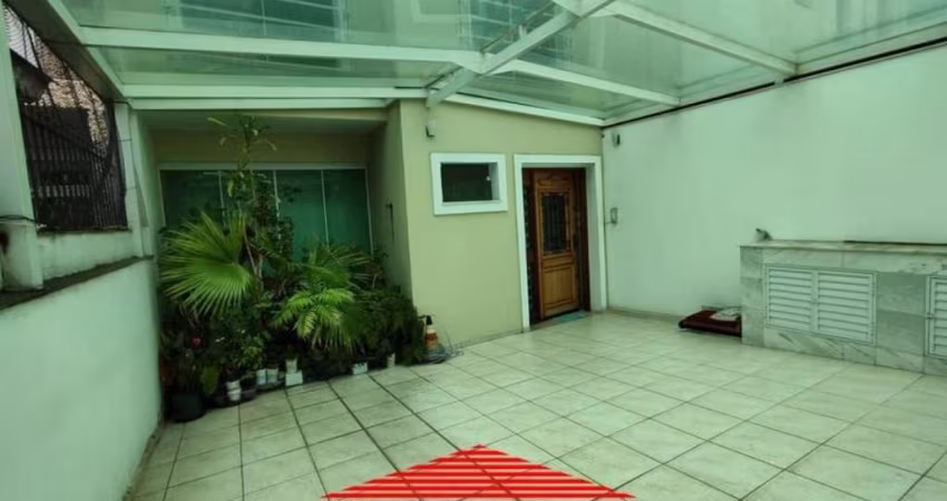 Espaçosa Residência Reformada com Ótima Localização!
