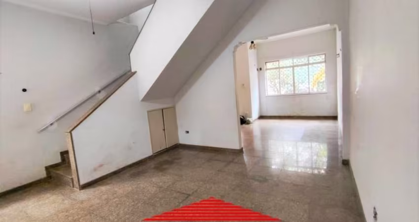 Espaçoso Sobrado com 3 Dormitórios, Suíte e 4 Vagas de Garagem na Vila Gumercindo