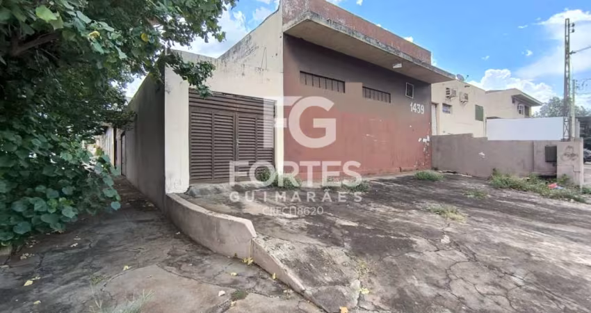 Salão Comercial de esquina com 210m² de área total construída, em um terreno de 274m², de frente para avenida Luiz Galvão Cesar, com 2 salões sendo um com laje e revestimento nas paredes, um com forro
