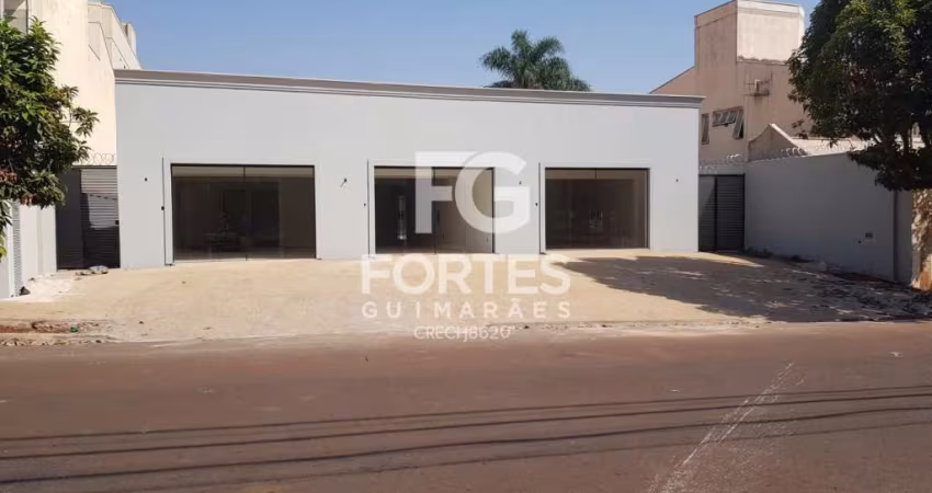 Galeria de lojas ao lado do Ribeirão Shopping.