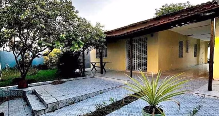 Ótima Casa, com Piscina, em Rua Espinosa - Bosque - SJC