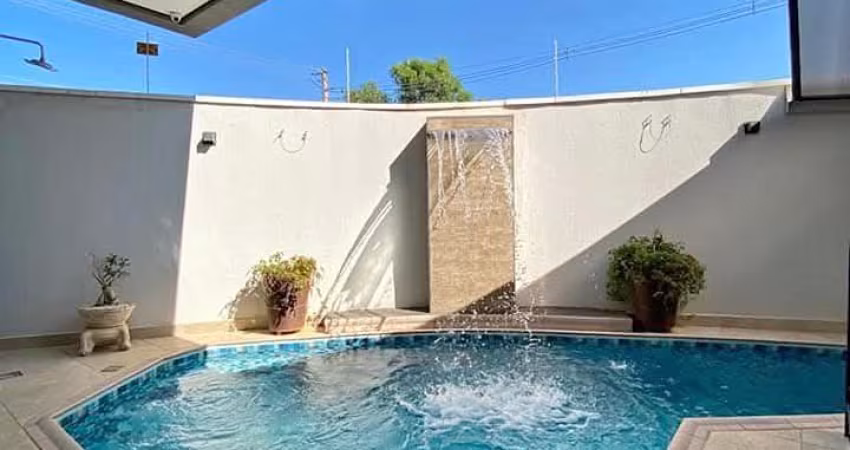 VENDO CASA NO JD. SATÉLITE, PRÓXIMA AO CENTRO COMÉRCIAL.