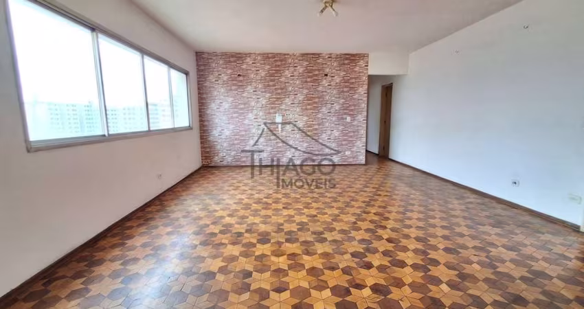 Apartamento enorme, com ambientes muito amplos, 3 dormitórios, 3 banheiros a um quarteirão do metro