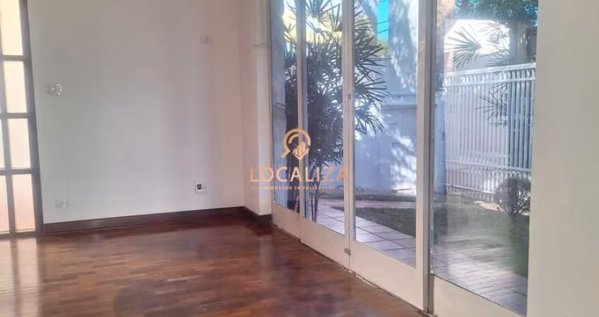 Casa comercial para locação em São José dos Campos-SP, bairro Jardim Esplanada II, com 10 salas, 3 banheiros e 4 vagas.