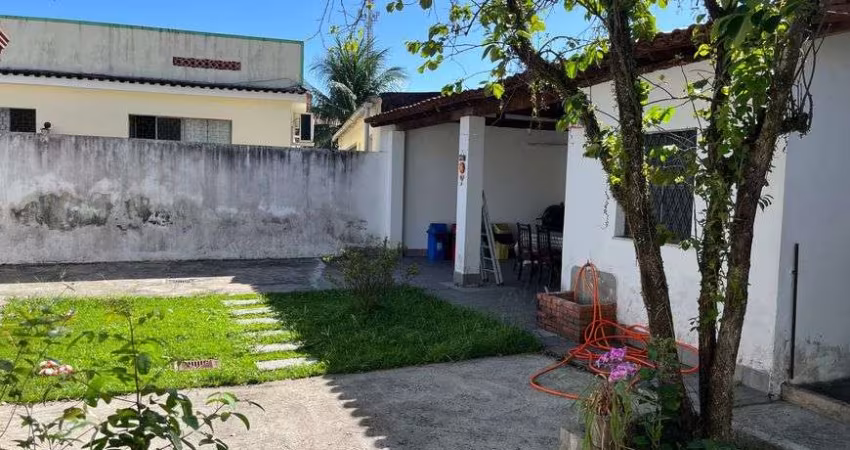 Ampla casa linear com quintal, 3 quartos, próximo ao centro de Campo Grande