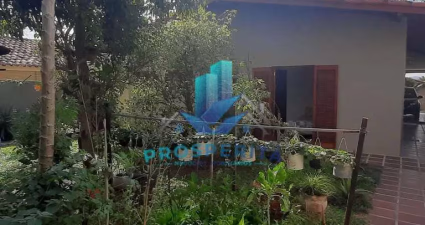 Casa Térrea a venda no Jardim Ipê com amplo quintal e rua sem saída  - Cotia.