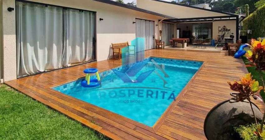 Casa Alto Padrão  Nova, TÉRREA c/ piscina, em rua fechada no Miolo da Granja!