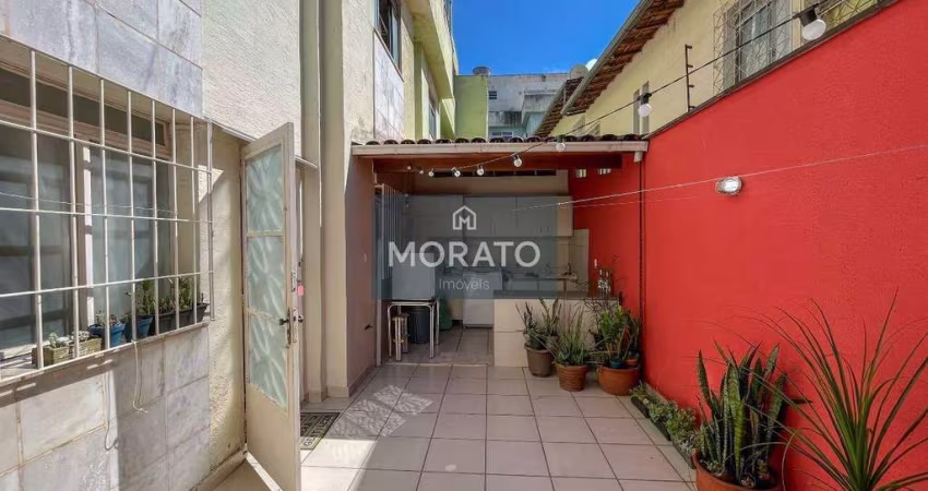 Área Privativa com 4 quartos, 3 vagas no Bairro Dona Clara.
