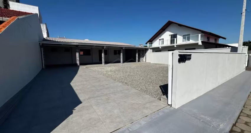 CASA 03 DORMITÓRIOS SENDO 01 SUÍTE, 250M DA PRAIA, R$950.000,00, CENTRO, NAVEGANTES/SC!