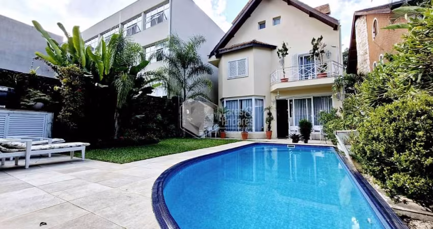 Casa tipo para venda com 4 quartos, sendo 4 suítes, 395m²