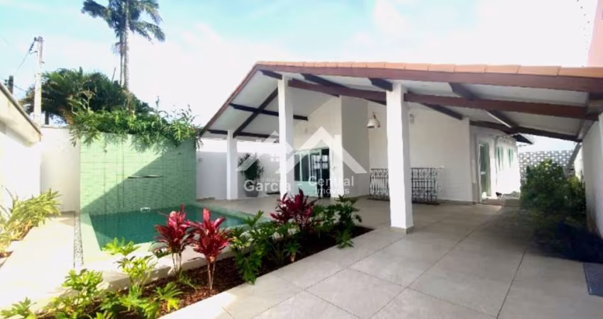 Casa com piscina lado praia em Peruíbe