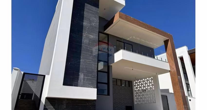 Casa a venda no Alphaville com 4 quartos sendo 4 suítes, vaga para 4 carros, área de lazer completa, segurança 24 horas.