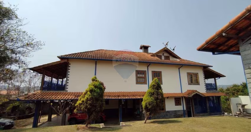 Residência de Alto Padrão em Lambari - 6 Dormitórios, 2 suítes e área gourmet.