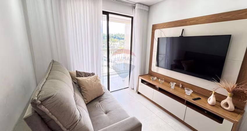 Apartamento de 2 quartos, sala com varanda e fechamento de cortina de vidro, elevador e uma vaga de garagem,